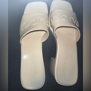 Women's rubber slide sandal size 37=7 US.